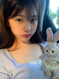 小藍    162.C.45.21歲    活潑、俏皮、可愛的超級甜妹，