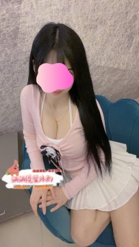 娟娟  ：163  47  D-E  25歲  她乳房挺拔，肌膚如絹，下體濕潤誘人