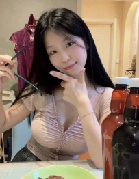 小童  163.D.47.26歲  皮膚白嫩光滑 身材比例很好的她